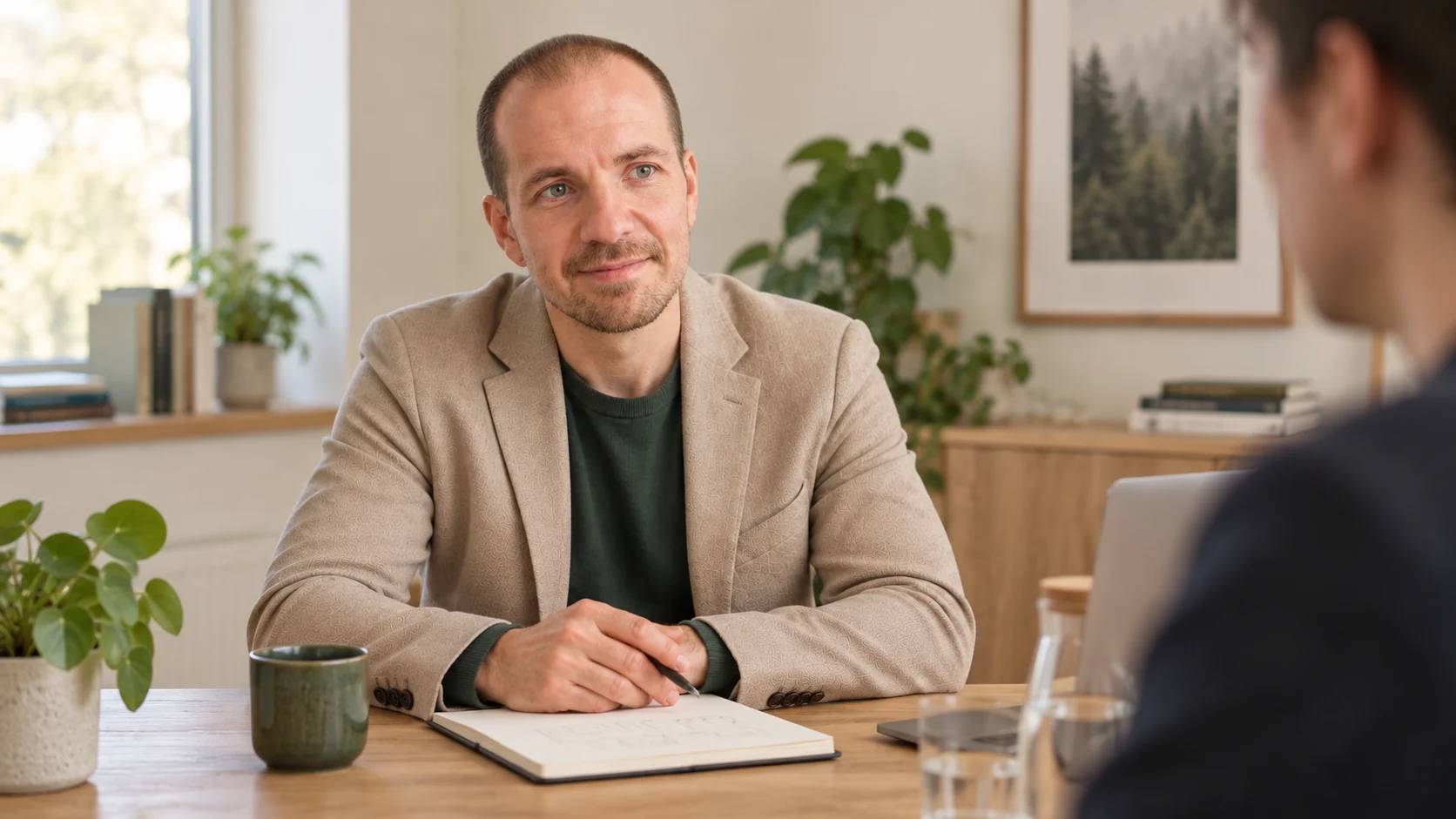 Daniel Greher hört seinem Gegenüber im Gespräch aufmerksam zu.